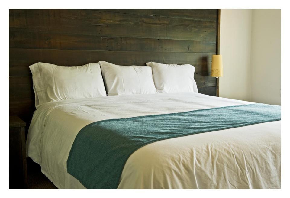 Pine Lodge Muskoka Huntsville Room photo